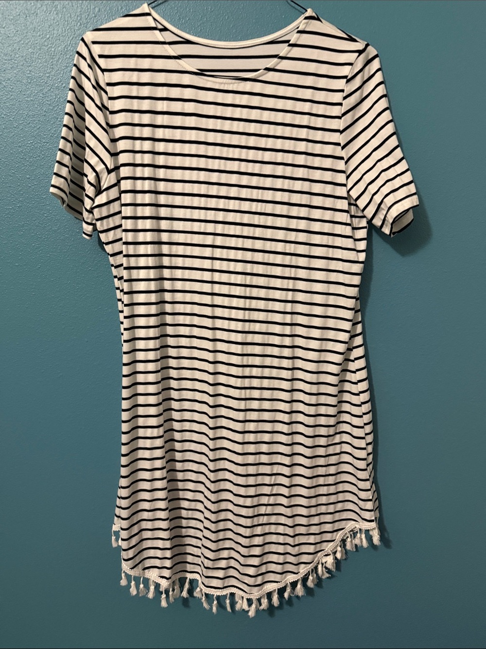 Striped Short-Sleeve Fringe Hem Women’s Top - White & Black